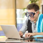 6 planes deportivos para hacer este verano Businessman working needing vacations