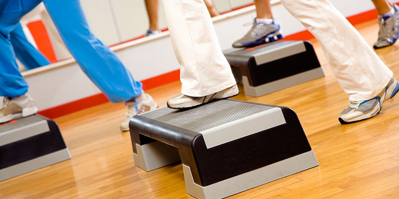En el gimnasio o en casa, step (iStock)
