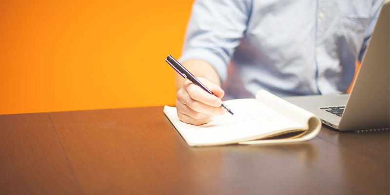 Los ejercicios para fortalecer el suelo pélvico se pueden realizar en cualquier momento. Incluso trabajando (pxhere)