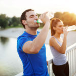 7 peligros de hidratarte demasiado Pareja bebiendo agua