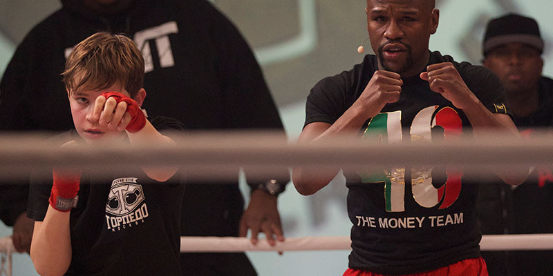 El shadowbox está entre los ejercicios para ponerte igual de tocho que Mayweather (GTRESONLINE)