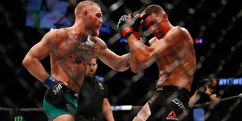 Recibir puñetazos en el estómago, después de hacer abdominales, es parte del entrenamiento de McGregor (GTRESONLINE)