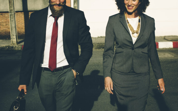 Una mujer y un hombre van juntos a trabajar (Pexels)