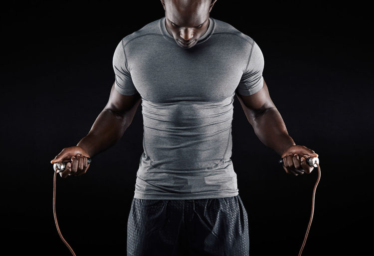 Son muchos los beneficios que tiene entrenarse saltado a la comba (iStock)