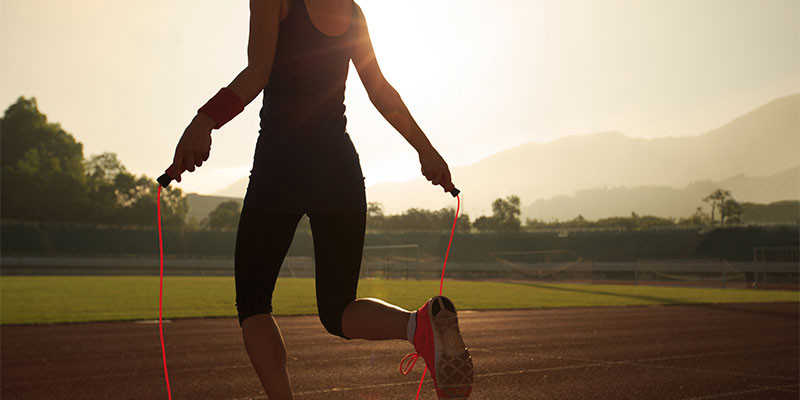 Saltar a la comba requiere mucha coordinación entre distintas partes del cuerpo (iStock)