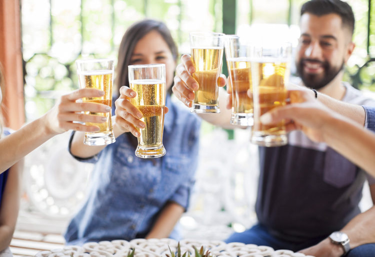 Varios amigos disfrutan de una cervecita (Istock)