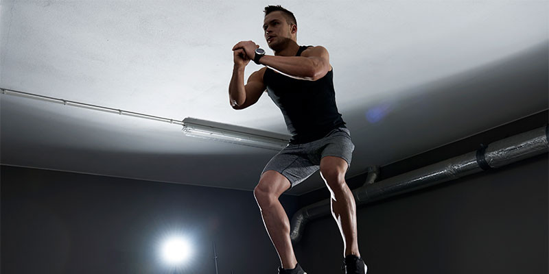 Rodillas, saltos laterales, saltar a la caja. Cualquiera es un buen ejercicio de cardio para adelgazar (iStock)