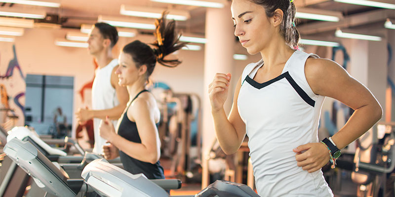 Trotar, en cinta o en la calle, es un buen ejercicio de cardio por sí solo. Y una manera muy buena de calentar (iStock)