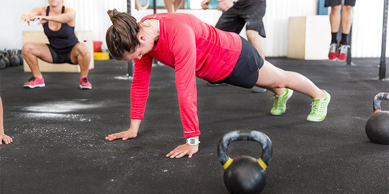 En la misma posición de hacer flexiones, se suben las rodillas alternativamente (iStock)
