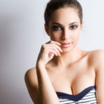 5 consejos para evitar arrugas en tu escote Mujer con escote