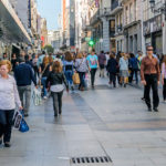 ¿Cuántos pasos tienes que dar al día para recuperar tu figura? Los expertos coinciden en que a partir de 10.000 pasos andar afecta significativamente a la salud (iStock)