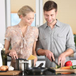 Cómo preparar 5 menús para la semana en una hora Pareja cocinando