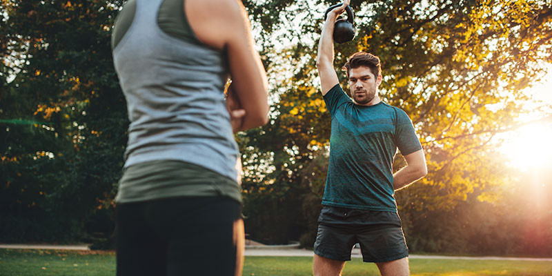 Movilidad articular de todo el cuerpo siempre antes de comenzar el entrenamiento (iStock)