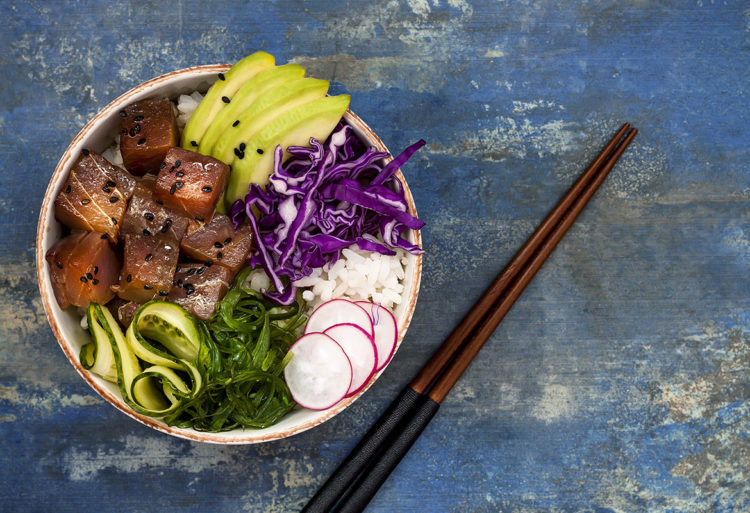 Poke Bowl, plato tendencia en las redes sociales (iStock)