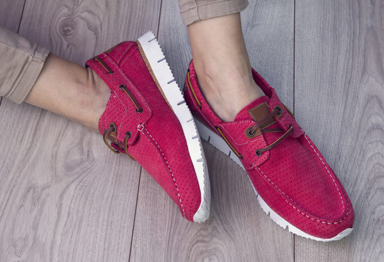 La nueva moda de llevar zapatos sin calcetines (iStock)