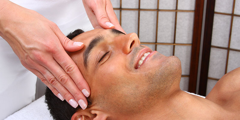 Un masaje sirve para aliviar el dolor de cabeza (iStock)