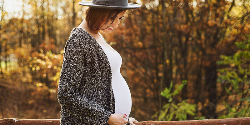 Caminar es un ejercicio perfecto para embarazadas (iStock)