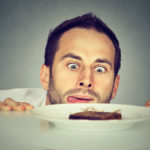 Cuestión de tiempo: cuánto aguanta el ser humano sin comer, respirar o dormir Hombre hambriento