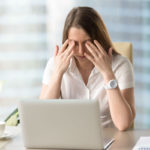 10 señales que indican que tienes que ir al oculista Mujer en el ordenador