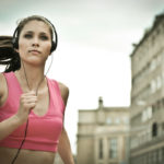 8 listas de reproducción que más te motivarán a la hora de hacer deporte Mujer corriendo escuchando música