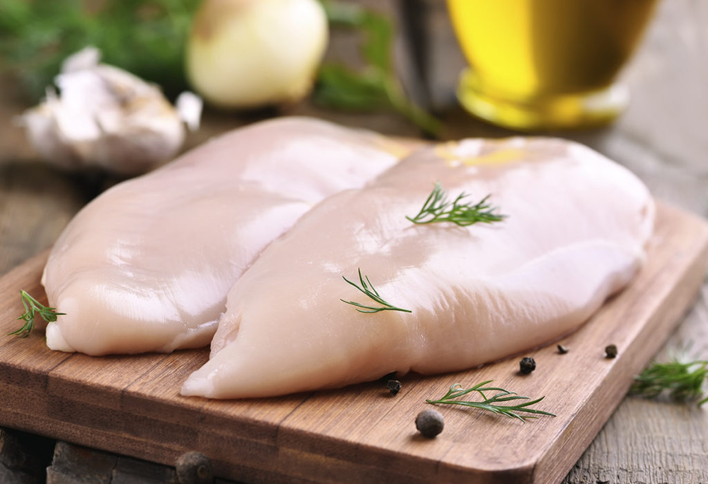 El peligro de comer pollo crudo (iStock)