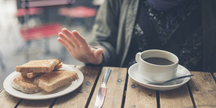 Debemos acompañar el café con algún alimento sólido (iStock)