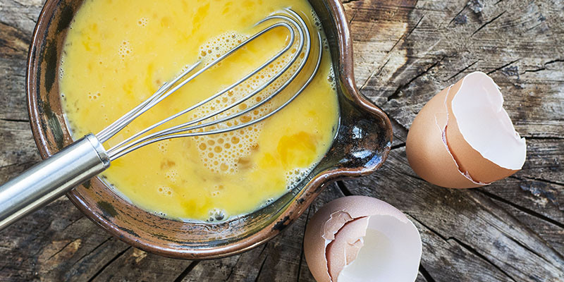 La yema es rica en vitaminas A, D y E (iStock)