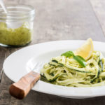 Receta saludable: espaghetis de calabacín al pesto Espagueti de calabacín
