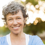 Mitos y verdades sobre las canas Mujer sonriente