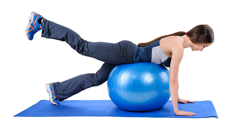 Brazos y piernas con balón medicinal (iStock)