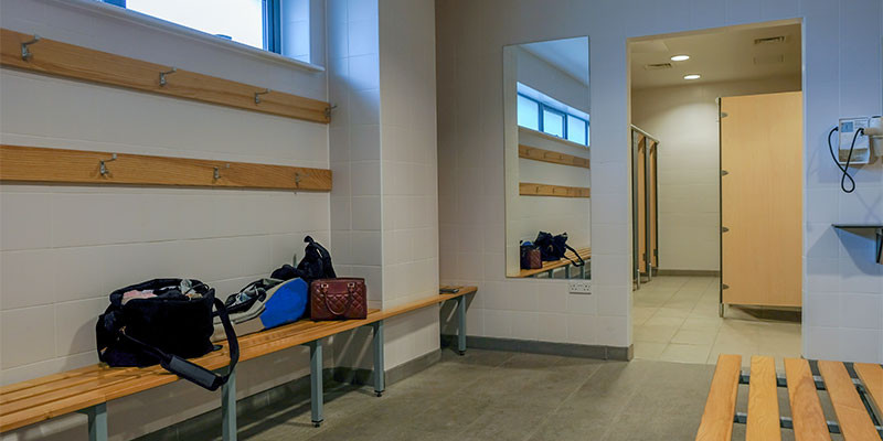 Asegúrate de que los vestuarios son completos, amplios y están limpios (iStock)