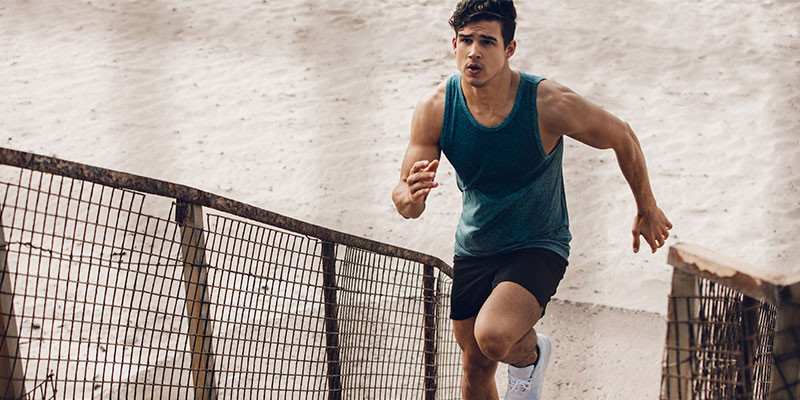 Subir y bajar escaleras es otro buen sistema para aliviar los gases (iStock)