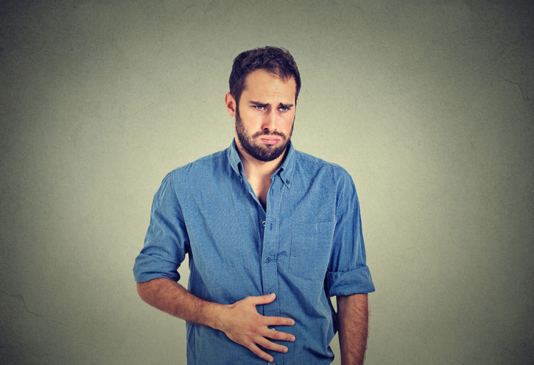 Hay ejercicios que pueden ayudar a aliviar los gases (iStock)