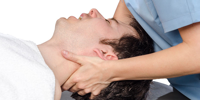 Un poquito por debajo de la base del cráneo (iStock)