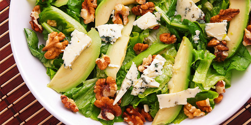Deliciosa ensalada de aguacate y nueces (iStock)