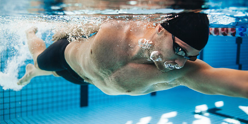 Nadar u otros ejercicios acuáticos (iStock)