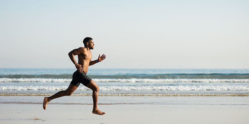 Trotar con pierna alta (iStock)