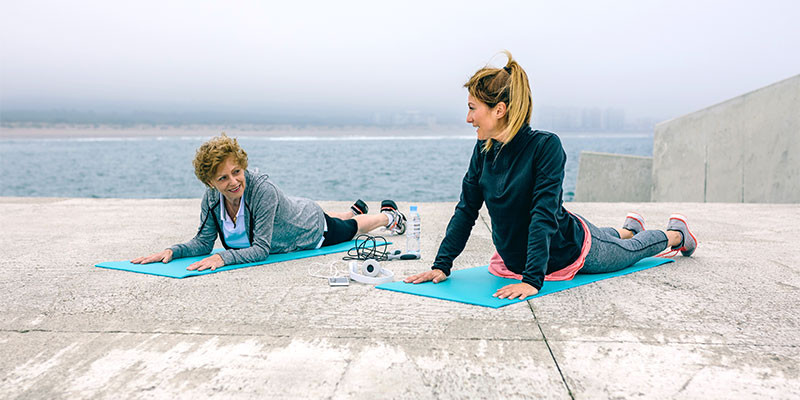 El estiramiento debe hacerse apoyándose en los codos, como la persona de la izquierda en la imagen (iStock)