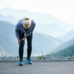 5 síntomas que indican que tienes artrosis y no lo sabes Mujer dolorida