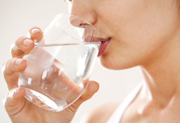 Bebe agua, zumo, una fruta antes de comer y llénate un poco (iStock)