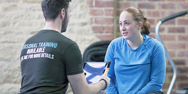 El entrenador puede darte consejos relacionados con la nutrición o las lesiones (iStock)