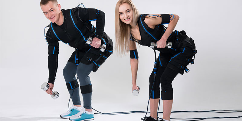 Según algunas publicidades, 20 minutos de electro fitness pueden equivaler a 4 horas de pesas (iStock)