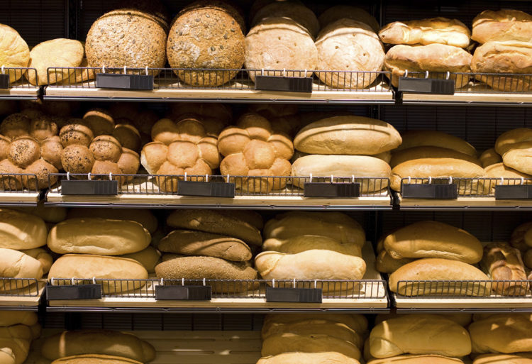 Mostrador con la variedad de pan en el supermercado (iStock)