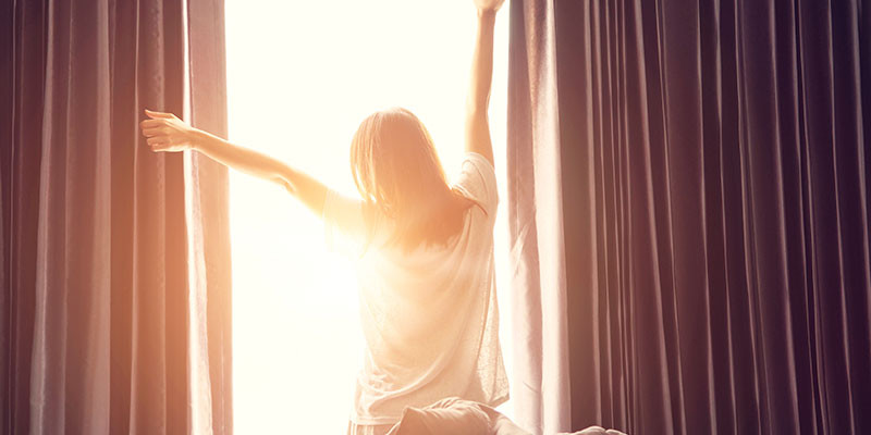 Haz unos estiramientos cada mañana, no hace falta ni que salgas de la cama (iStock)