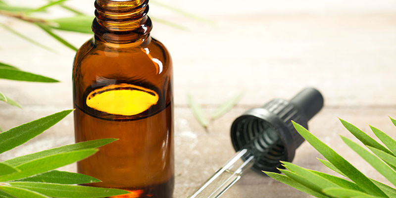 Unas gotas de aceite sobre la verruga (iStock)