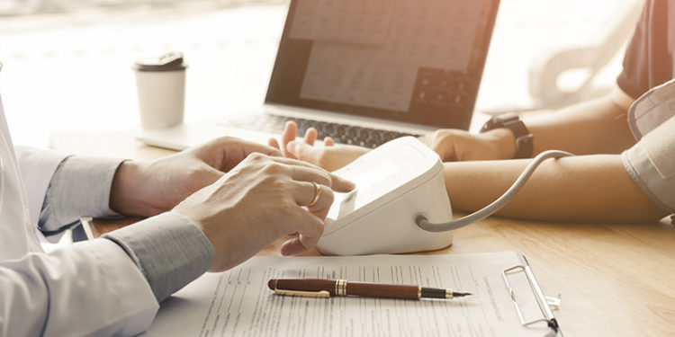 Muchas personas desconocen las causas de su exceso de colesterol (iStock)