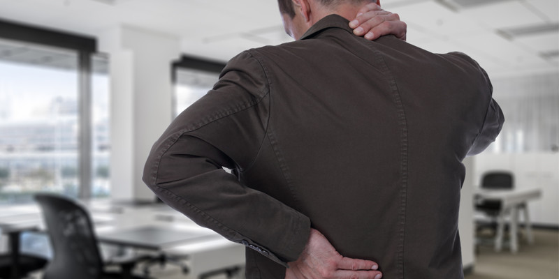 El dolor cervical se puede evitar si mantenemos el cuello y la cabeza rectos. (iStock)