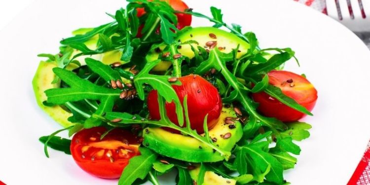 Ensalada de aguacate y tomate (Istock)