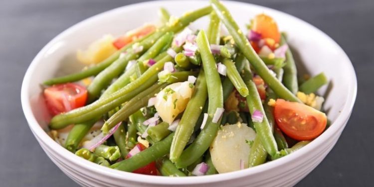 Ensalada de judías verdes aderezada con muchos ingredientes (Istock)