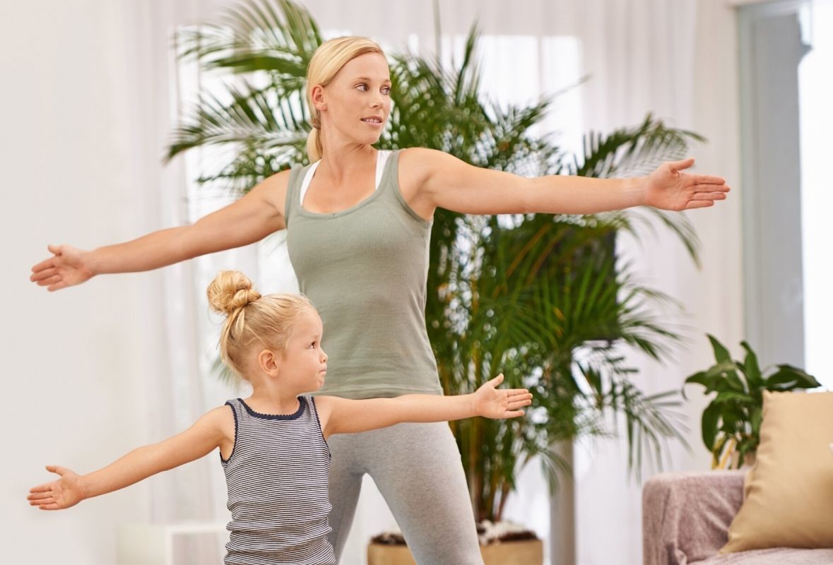niña con madre haciendo ejercicio